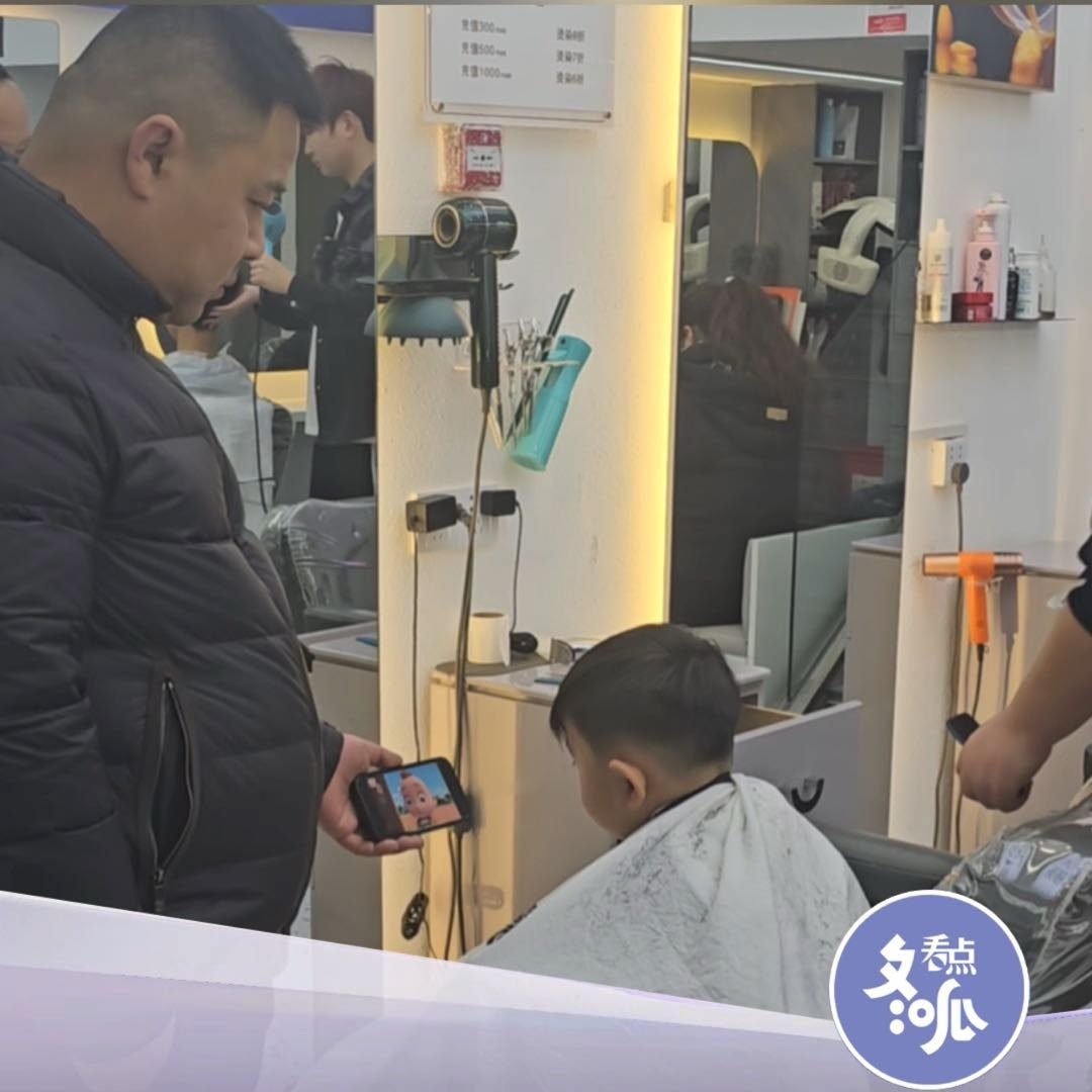 男子与托尼老师默契走位助孩子理发