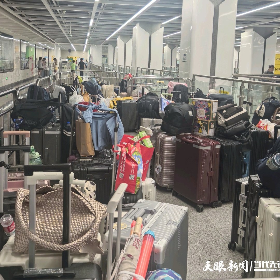 贵阳地铁火速上线临时行李存放区