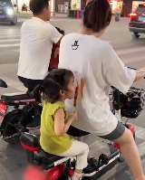 熊孩子电动车后座烤肠涂鸦