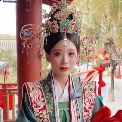 女孩在景区抛绣球10年拜堂上万次