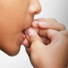 14岁女孩长期咬指甲引发败血症