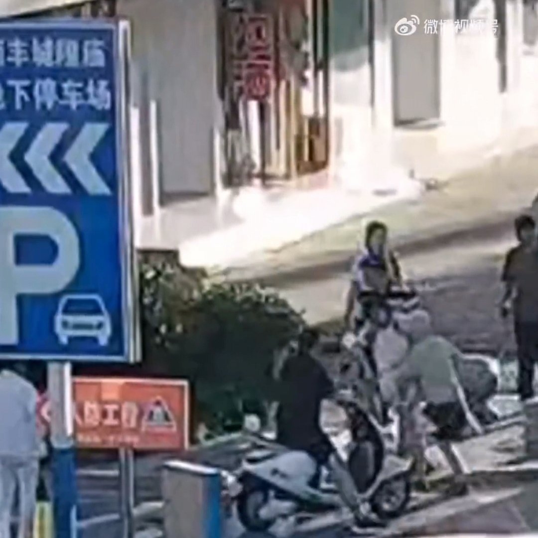 临泉公安教科书式施救中暑女孩