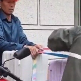 女孩出国留学爸爸冒雨骑摩托车送行
