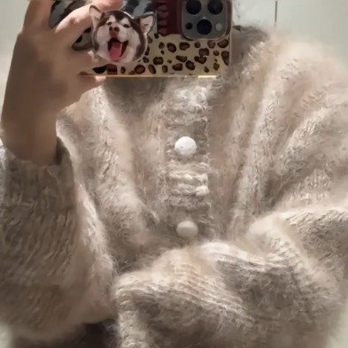 女生攒两年狗毛给自己织了件毛衣