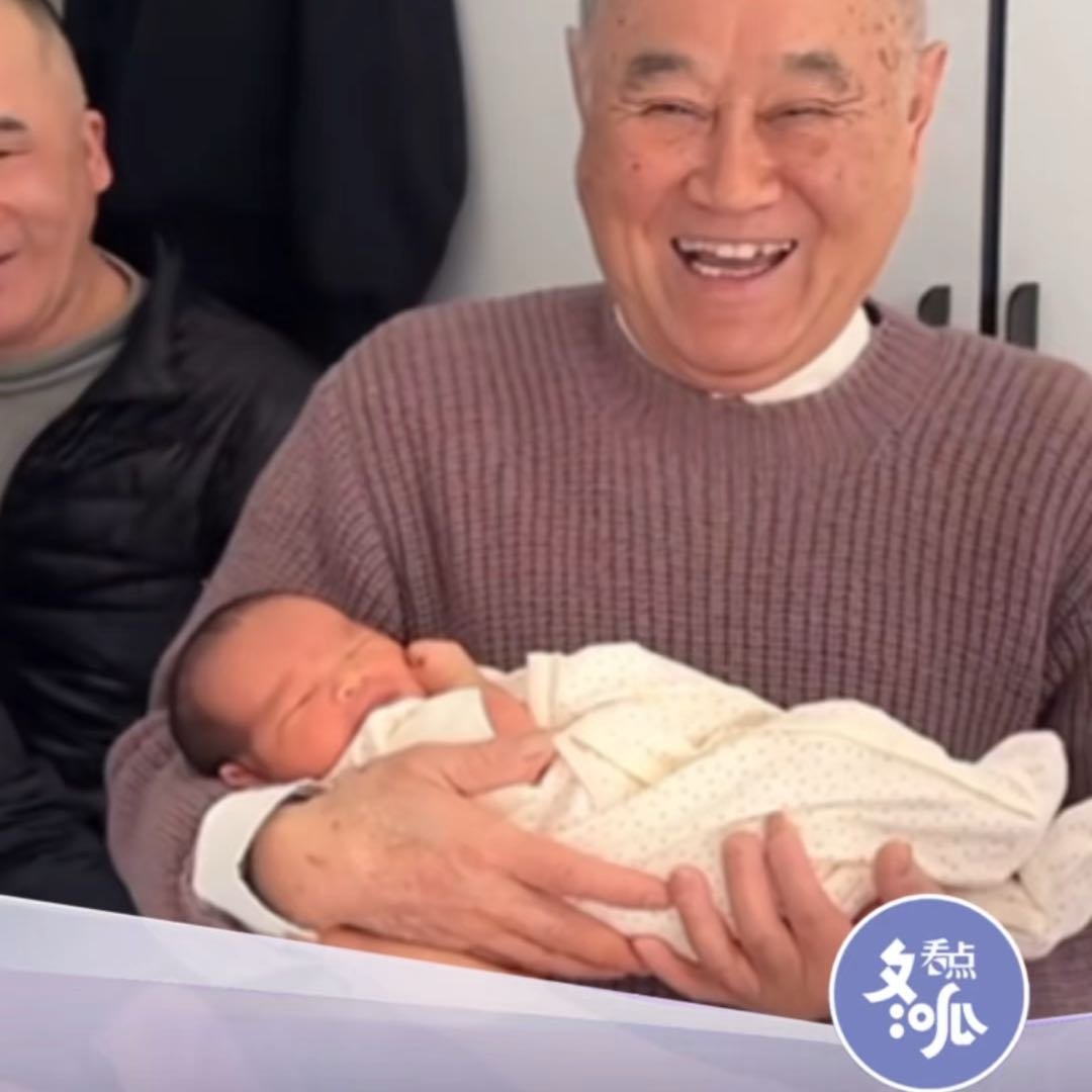 湖北83岁老人首次抱重孙满眼宠溺