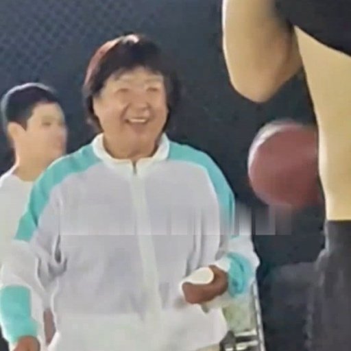 室外球场有着一位宝藏卖水阿姨
