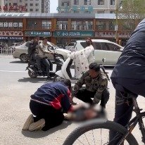 男子街头倒地学生与路人跪地施救