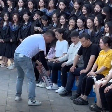 当毕业照遇到了强迫症摄影师
