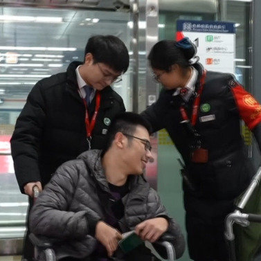 脑瘫少年上学杭州地铁护送一年