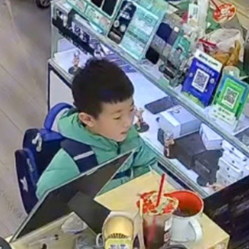 迷路萌娃提醒店主少吸烟