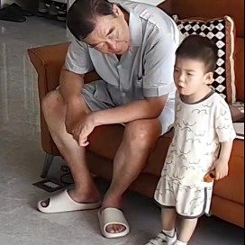 2岁娃话梅卡喉姥爷海姆立克5秒救回