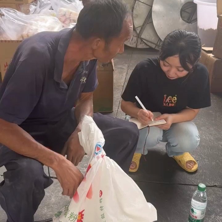 老人背谷子到镇里打新米捐给榕江