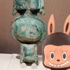 博物馆千年文物撞脸labubu