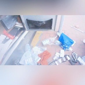 外卖小哥路遇快递车冒烟撬锁灭火