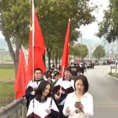 500名师生徒步近12公里祭奠先烈
