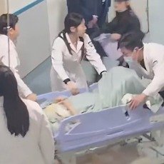 大连医生跪床营救脐带脱垂产妇