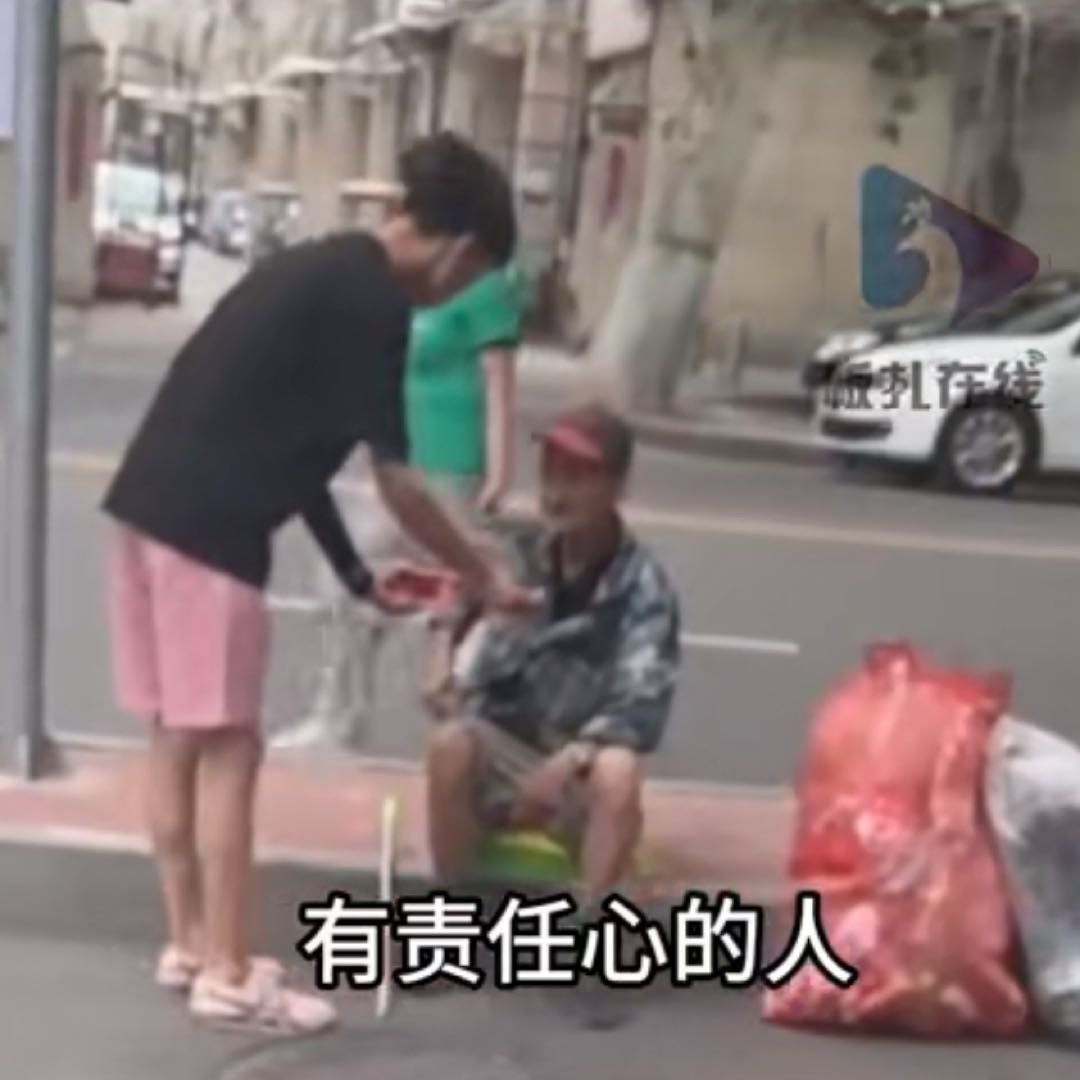卖盒饭妈妈给路边拾荒老人送饭