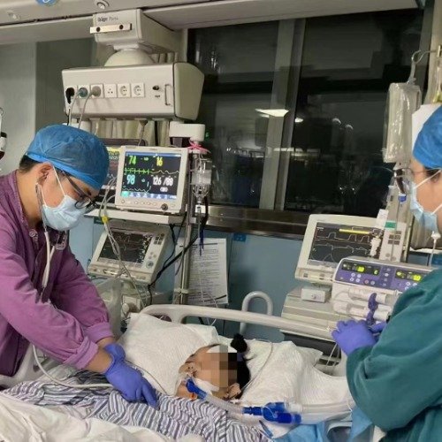 女子呼吸心跳骤停护士跪上担架奋力按压