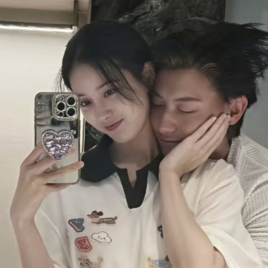 徐艺洋妈妈怀抱幼婴回家