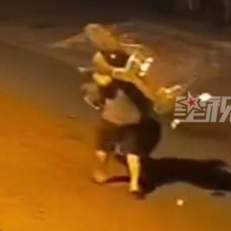 男子酒后扛起电动车走回家