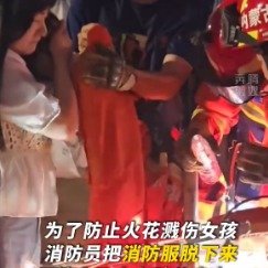 女孩腿卡健身器材消防员细心解救