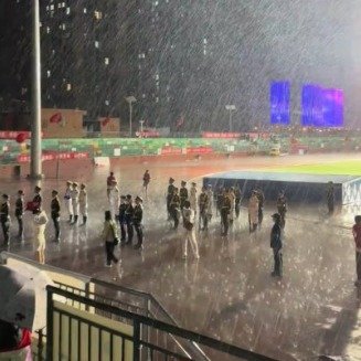 校运会开幕式学生雨中升旗高唱国歌