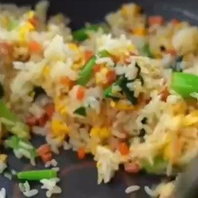 隔夜饭做成炒饭男子吃完休克衰竭