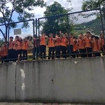 小学生狂奔追车送别支教老师