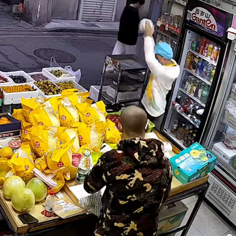 店主辅导孩子作业被乞讨者捣乱