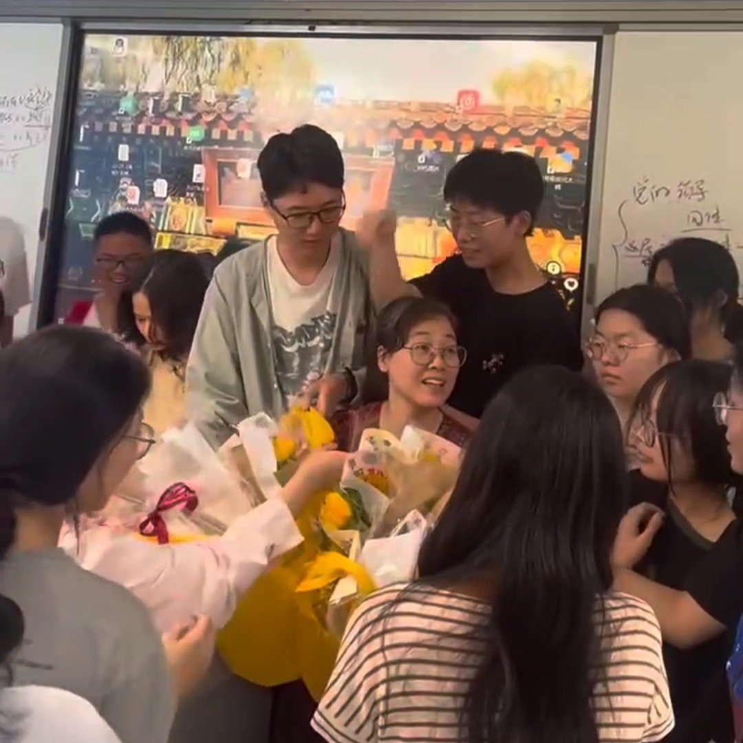 高三最后一课老师为学生送花激励
