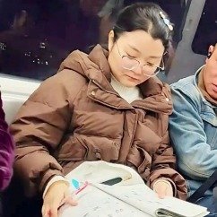 地铁上老师仍在批改试卷