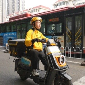 天津骑手不闯红灯有奖金