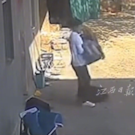 老人摔倒95后驻村书记及时抱起送医