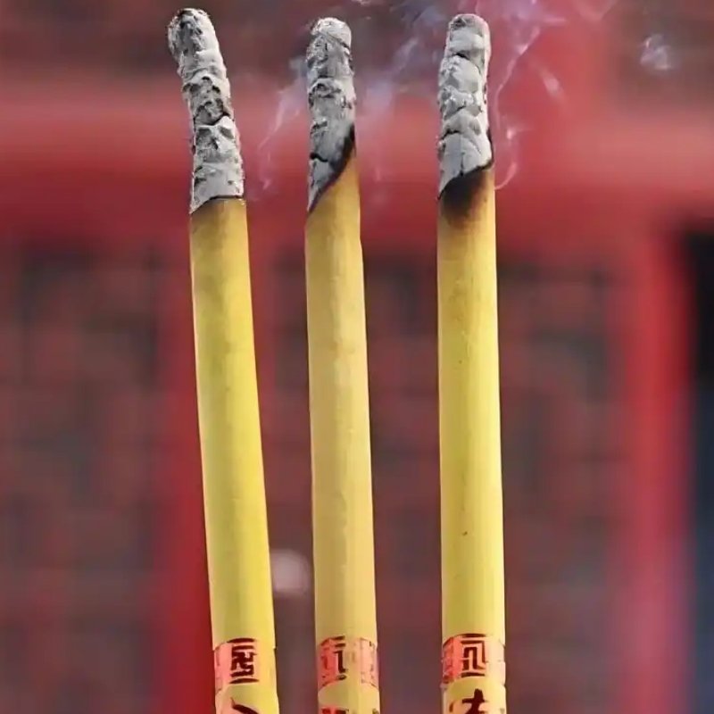 男子祭祖上香呛了一口烟救自己一命