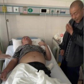 无助老人请求帮点饭小哥默默买双份