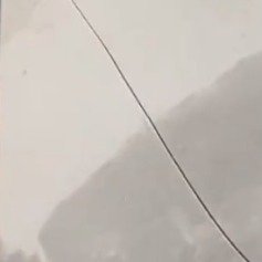 女子用桌角开糖瓜把桌角砸裂