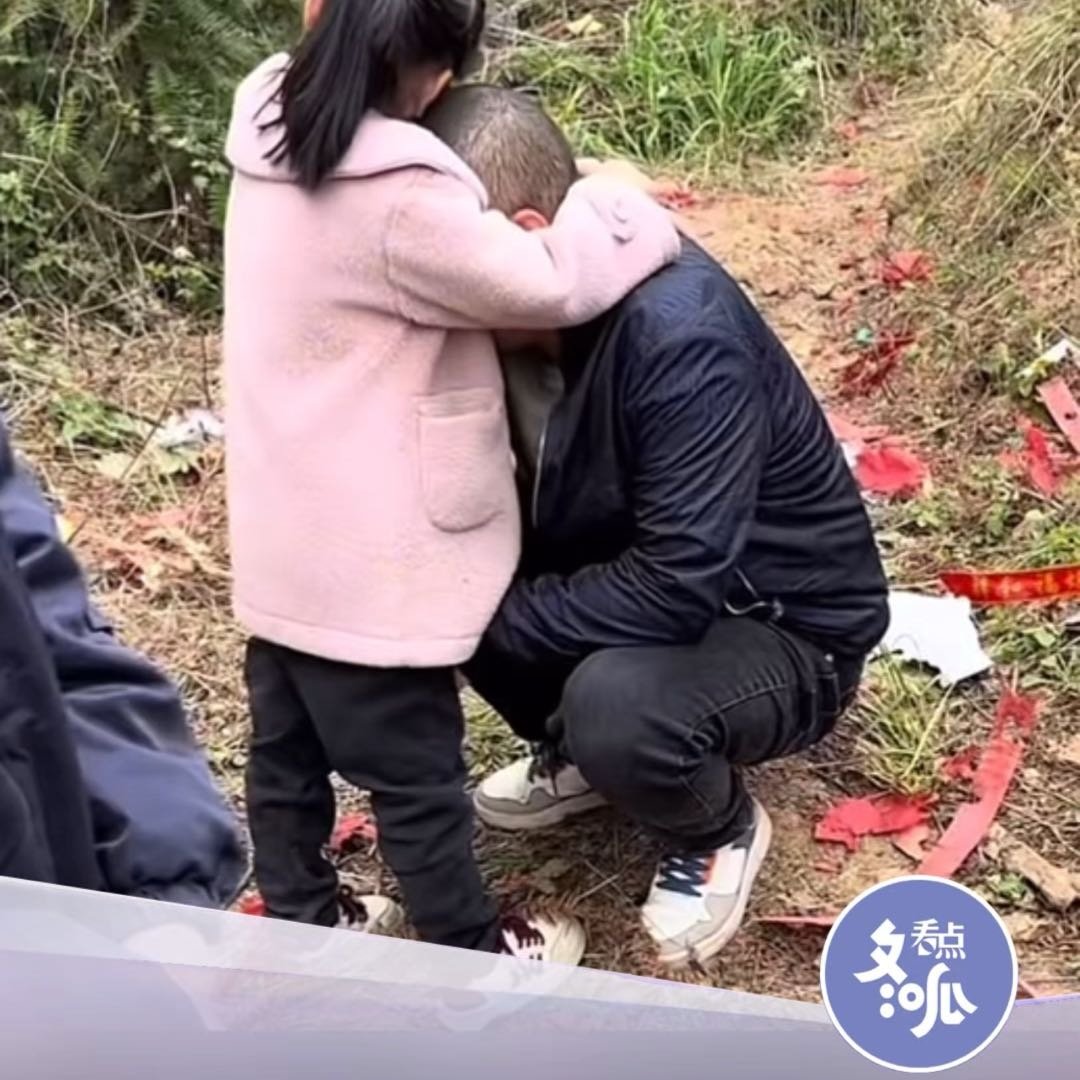 湖北小女孩安慰落泪父亲令人破防