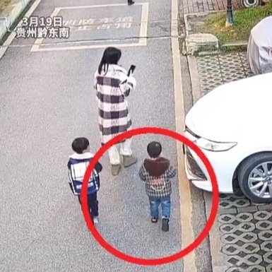 男童被卷车底警民合力抬车救人