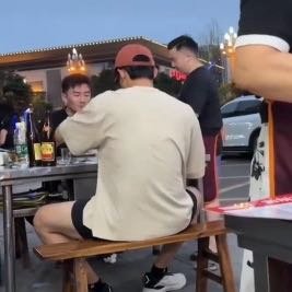 黄景瑜一人坐满一个长凳