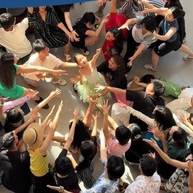 女孩看完演出即兴跳舞观众们暖心托举