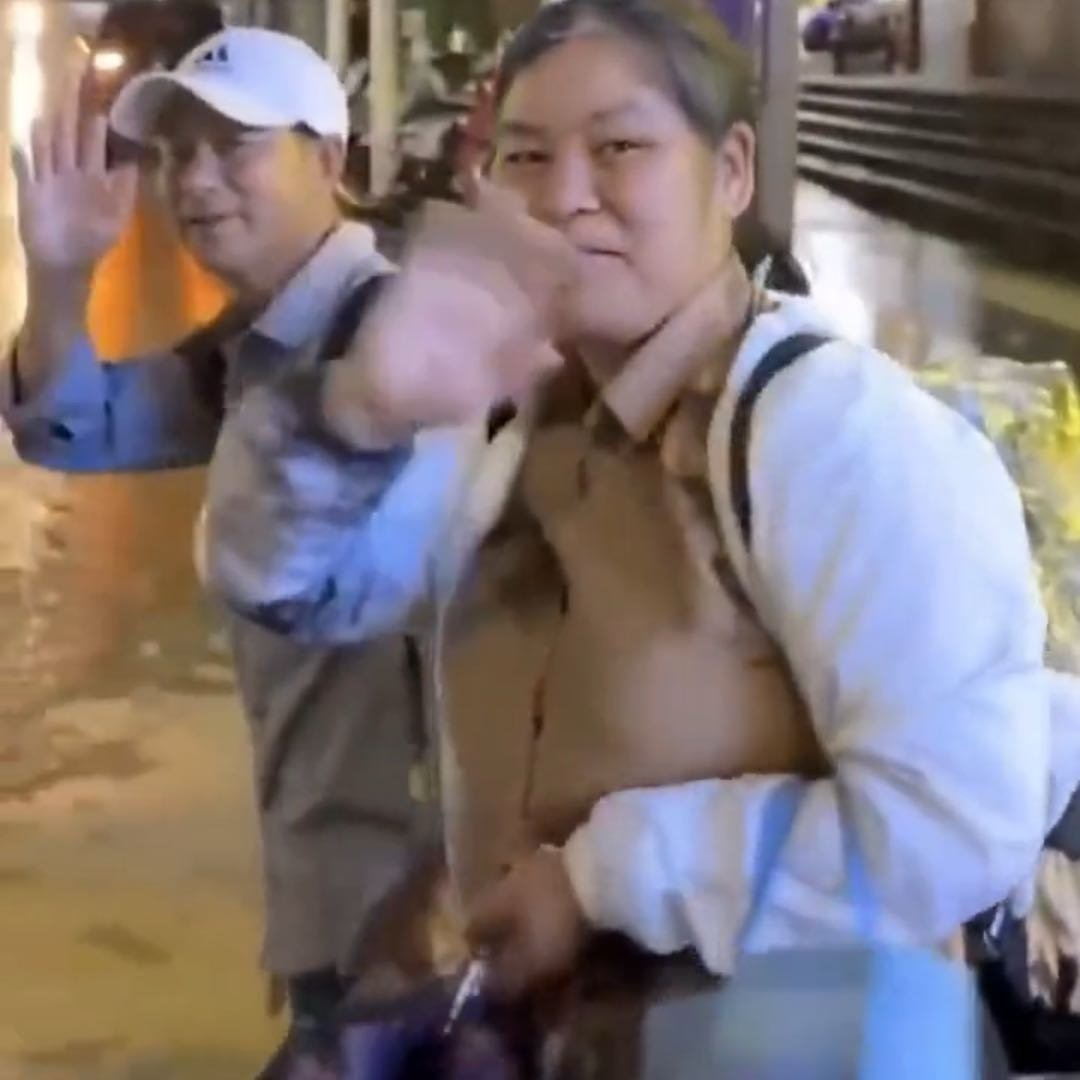 民警助聋哑夫妇回家全程无声交流