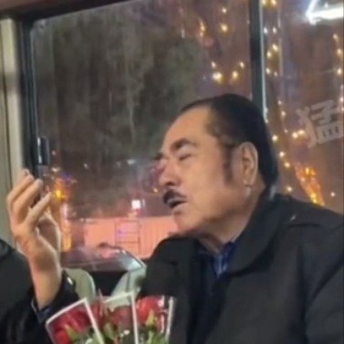 大叔数着手指给家中4名女性买花