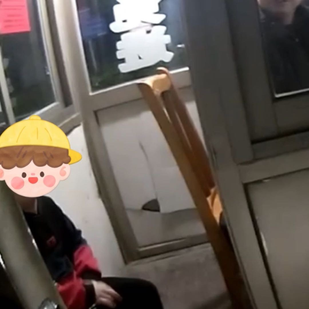 浙江民警凌晨陪男孩找爸爸