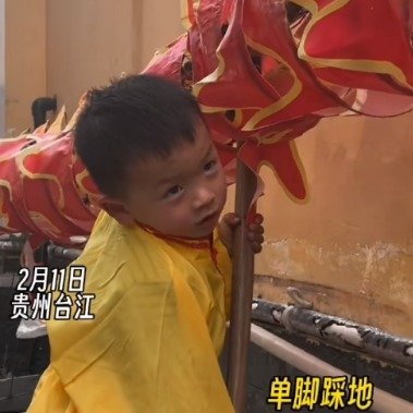 小孩哥扛起龙来气质瞬间不一样了