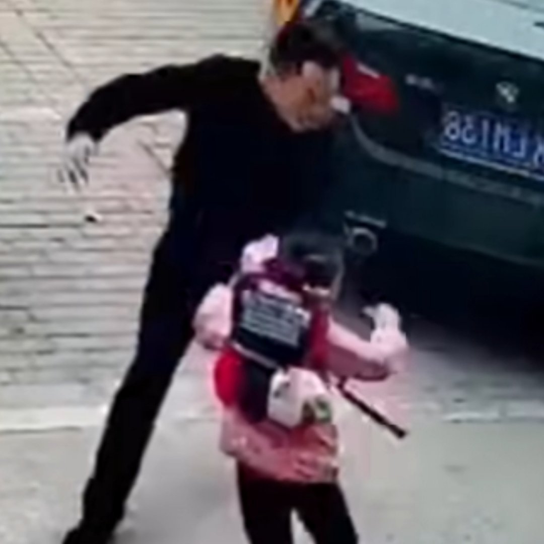 退伍兵神反应一把拉回鬼探头女孩