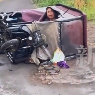 山东大娘雨天翻车被压大哥暖心帮助