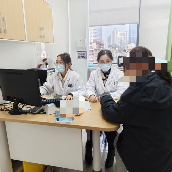 女子频繁美甲引发败血症