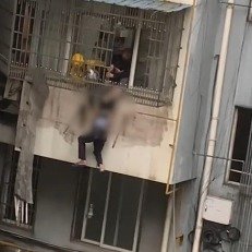 老人头卡护栏悬空外卖员冲上楼救回