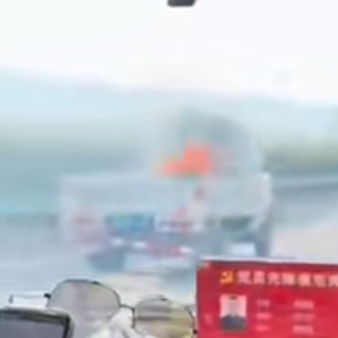 司机狂按喇叭追停货车帮忙灭火