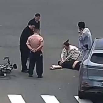 跪地救下被撞小伙后她悄悄离开